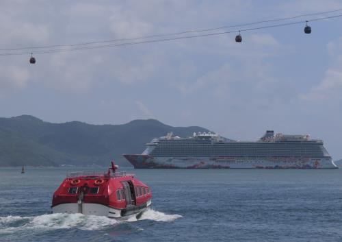 2000 croisiéristes internationaux débarquent sur la baie de Nha Trang - ảnh 1